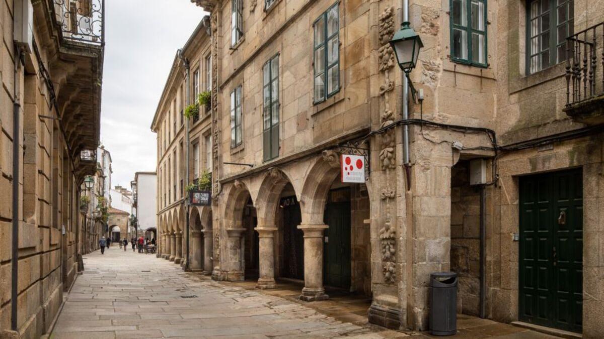 La vivienda que ha salido a subasta forma parte de la histórica Casa das Pomas, un edificio del siglo XVII situado en la Rúa Nova obra del arquitecto Domingo de Andrade