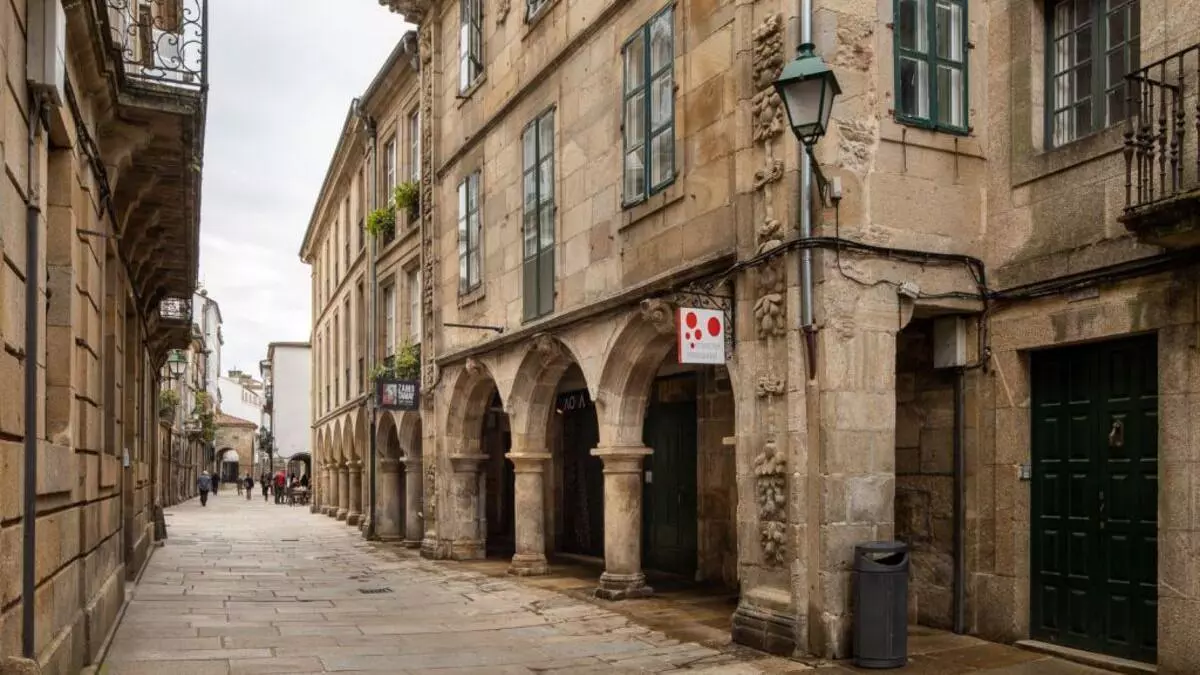 Sale a subasta por 14.201 euros de deuda una vivienda de la Casa das Pomas, en pleno casco histórico de Santiago