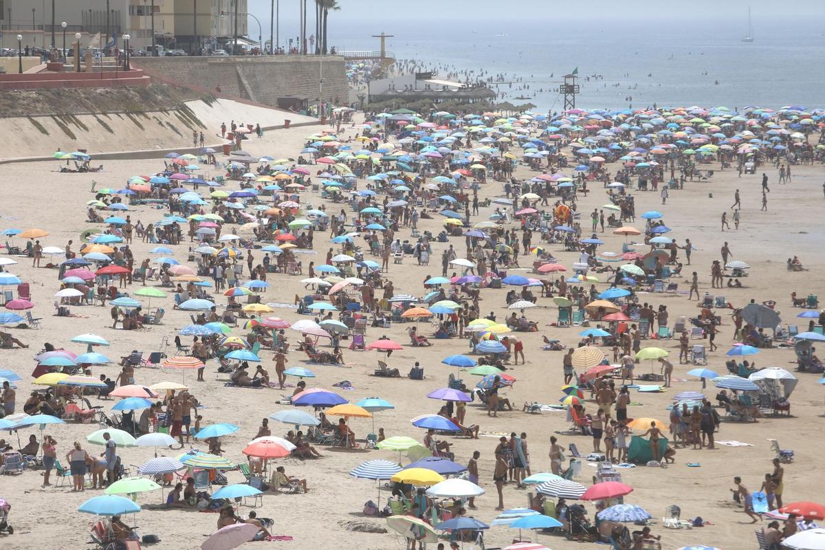 Archivo - La playa de la Victoria  abarrotada de bañistas  en el puente del 15 de  agosto a 15 agosto del 2021 en Cádiz.