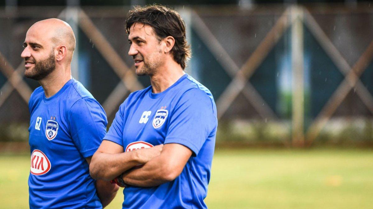Carles Cuadrat, junto a su segundo Gerard Zaragoza,dirigiendo una sesión del Bengaluru
