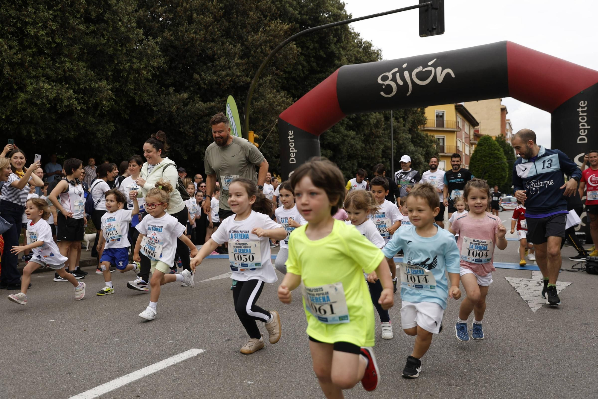 La carrera popular solidaria en El Llano, en Gijón, en imágenes