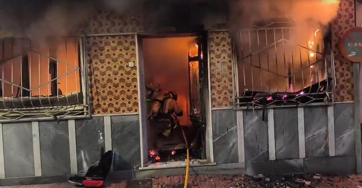 Bomberos en el interior de la vivienda