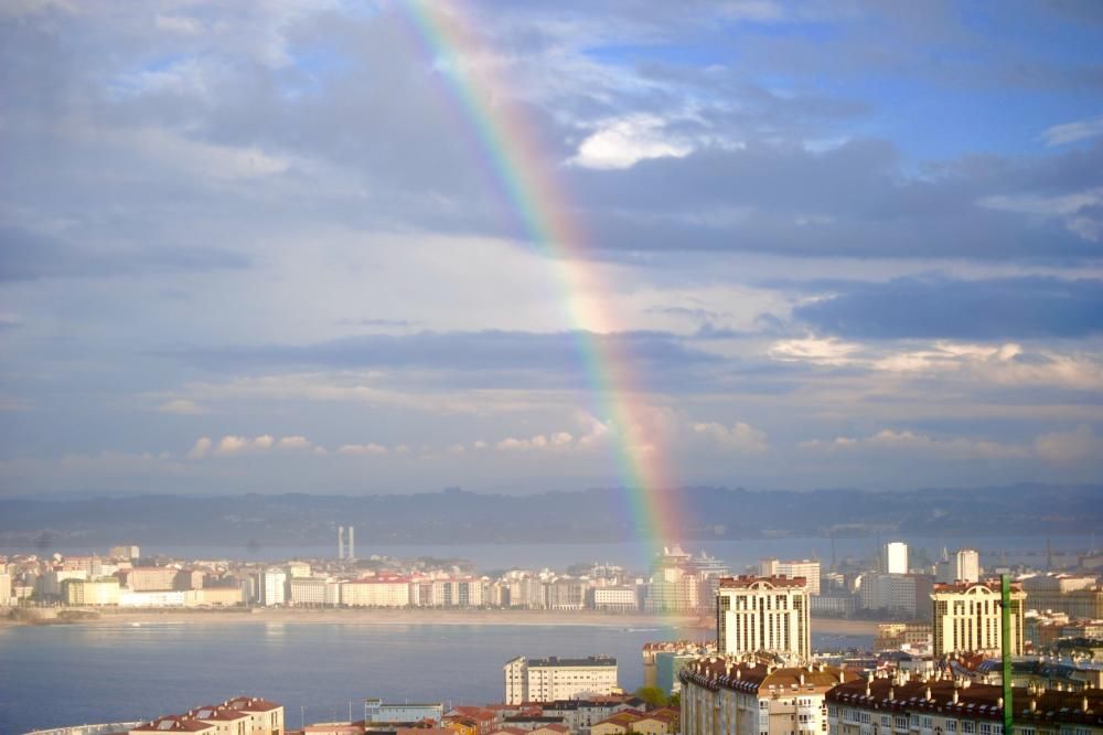 Espectacular arco iris recibe al otoño en A Coruña