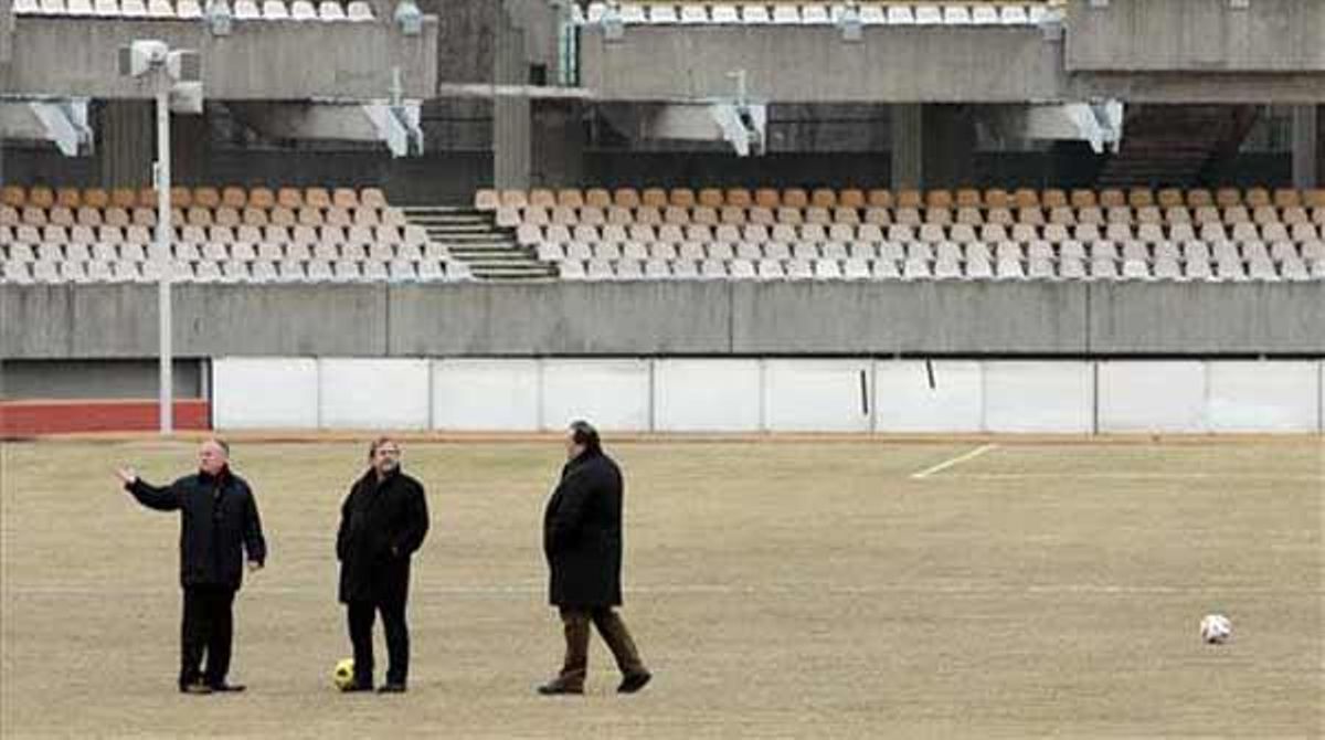 Tècnics de la selecció espanyola inspeccionen la gespa de l’estadi de Kaunas.