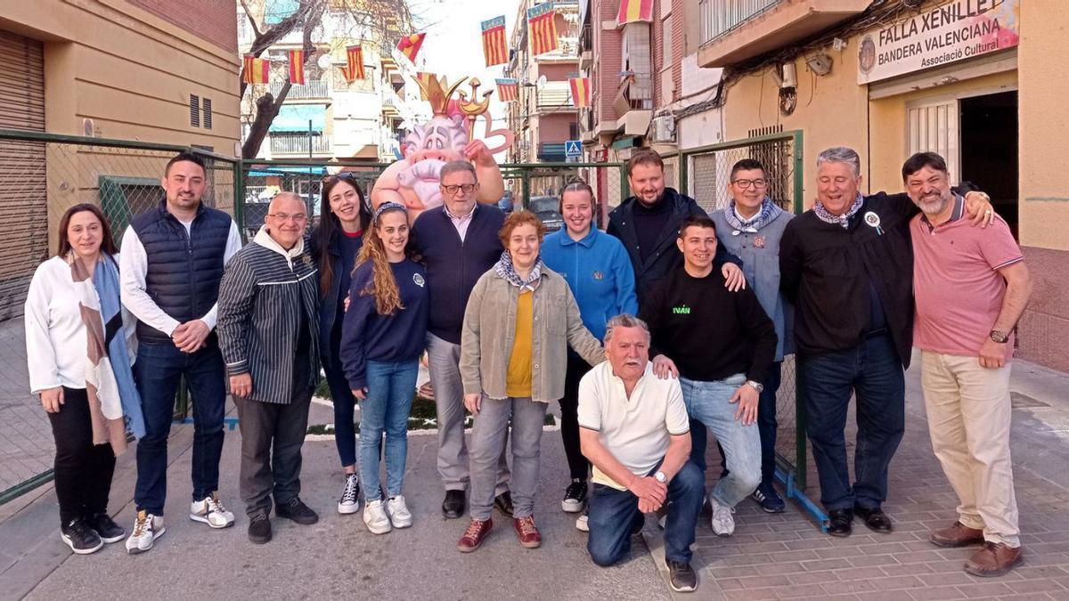 Foto de grupo con los alcaldes y el gobierno municipal tras el almuerzo de ‘germanor’. | CLAUDIO MORENO