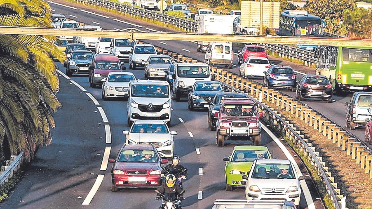 Una imagen de las habituales colas en la autopista del norte de Tenerife, la TF-5.