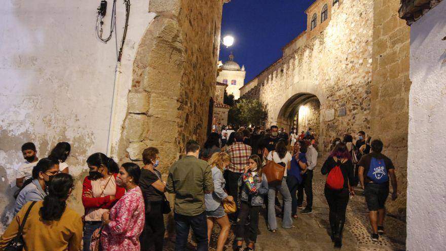 Un grupo de turistas en la ciudad monumental de Cáceres