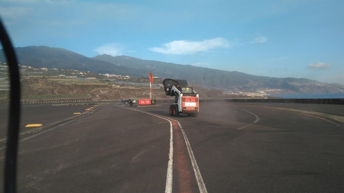 Limpieza de cenizas en el aeropuerto de La Palma