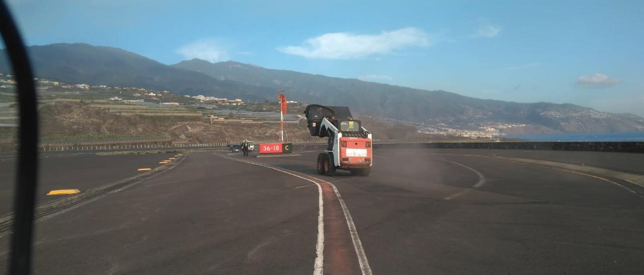 Limpieza de cenizas en el aeropuerto de La Palma