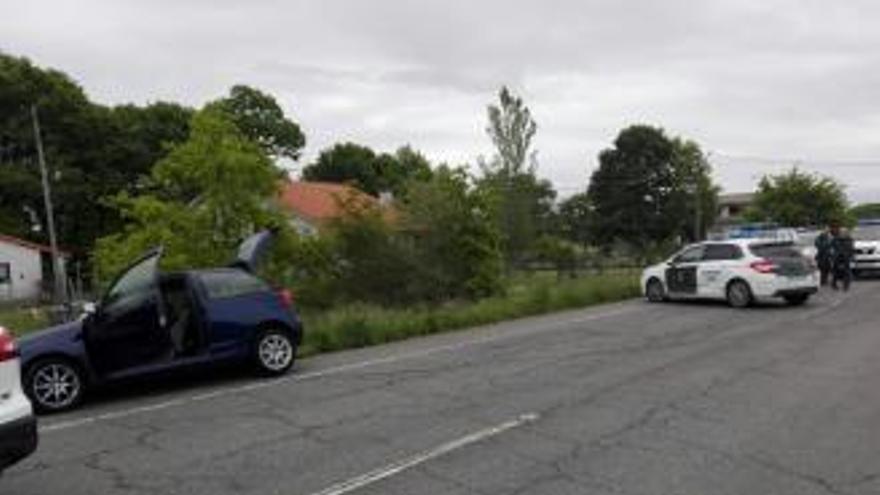 Detenido tras saltarse un control de alcoholemia y embestir a un coche de la Guardia Civil en Ourense