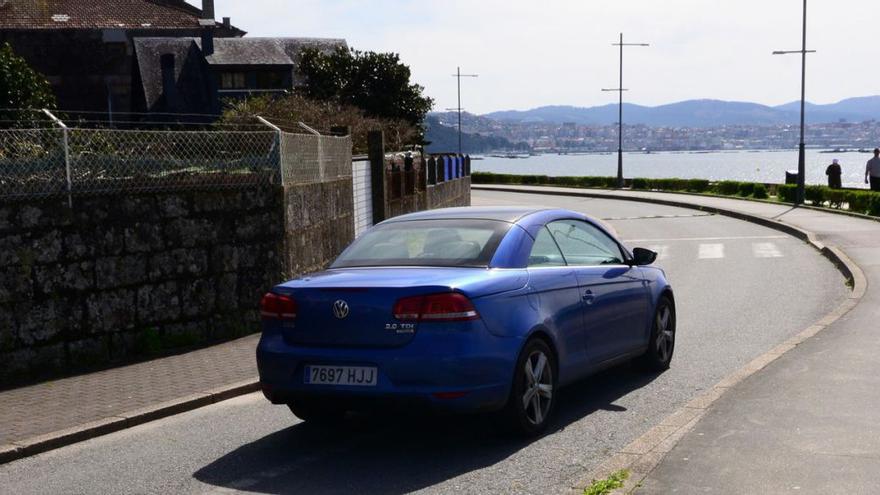 Un coche, ayer, entrando por la Estrada de Ribeira, habitual salida hacia la PO-551.