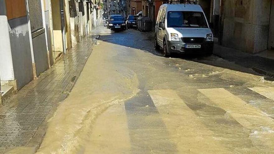 Una fuita converteix  el carrer Santa Clara  de Manresa en un riu