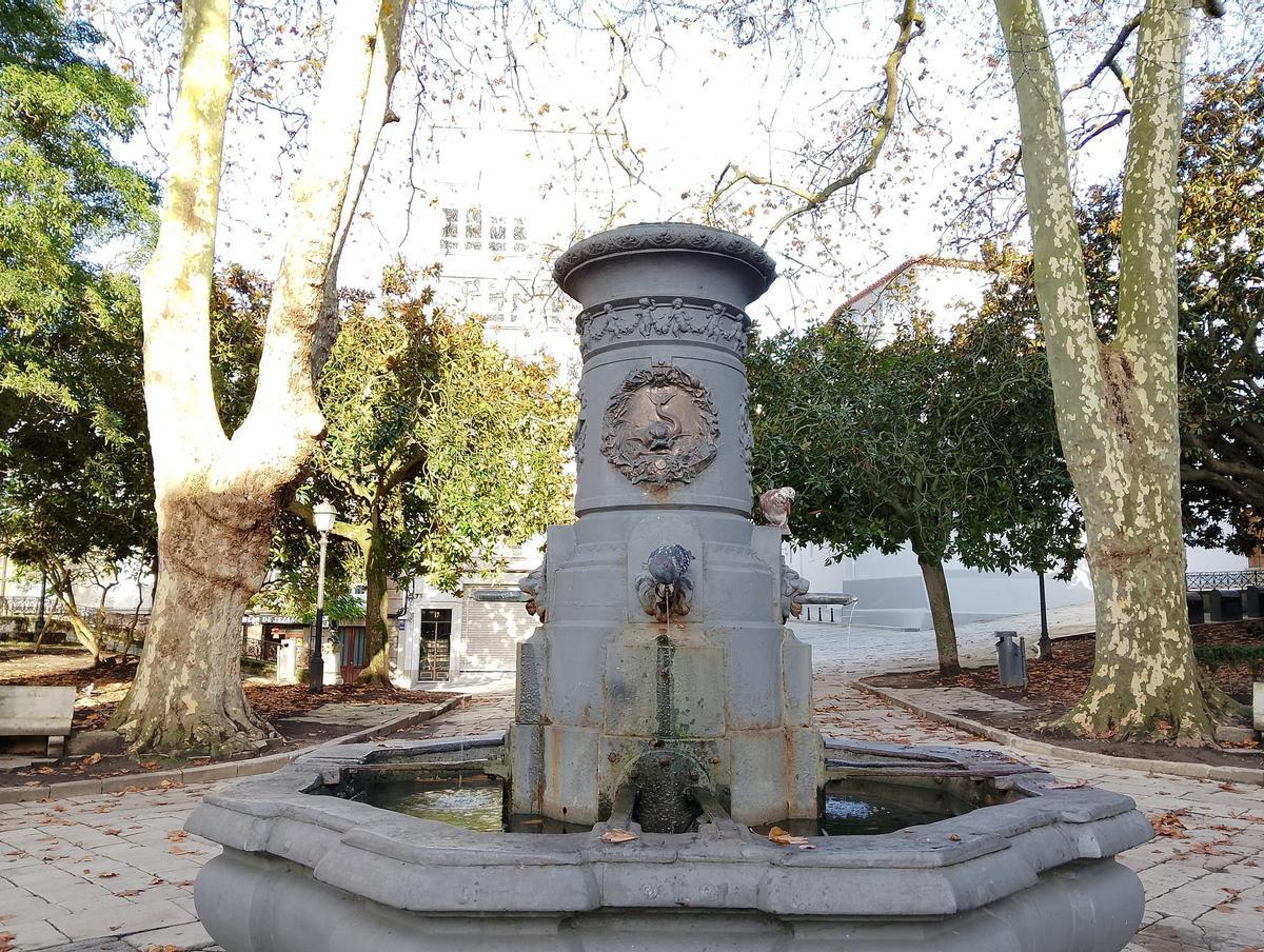 La fuente de la plaza de Azcárraga, sin la escultura que la coronaba, derribada por un joven que se encaramó a ella y la derribó.