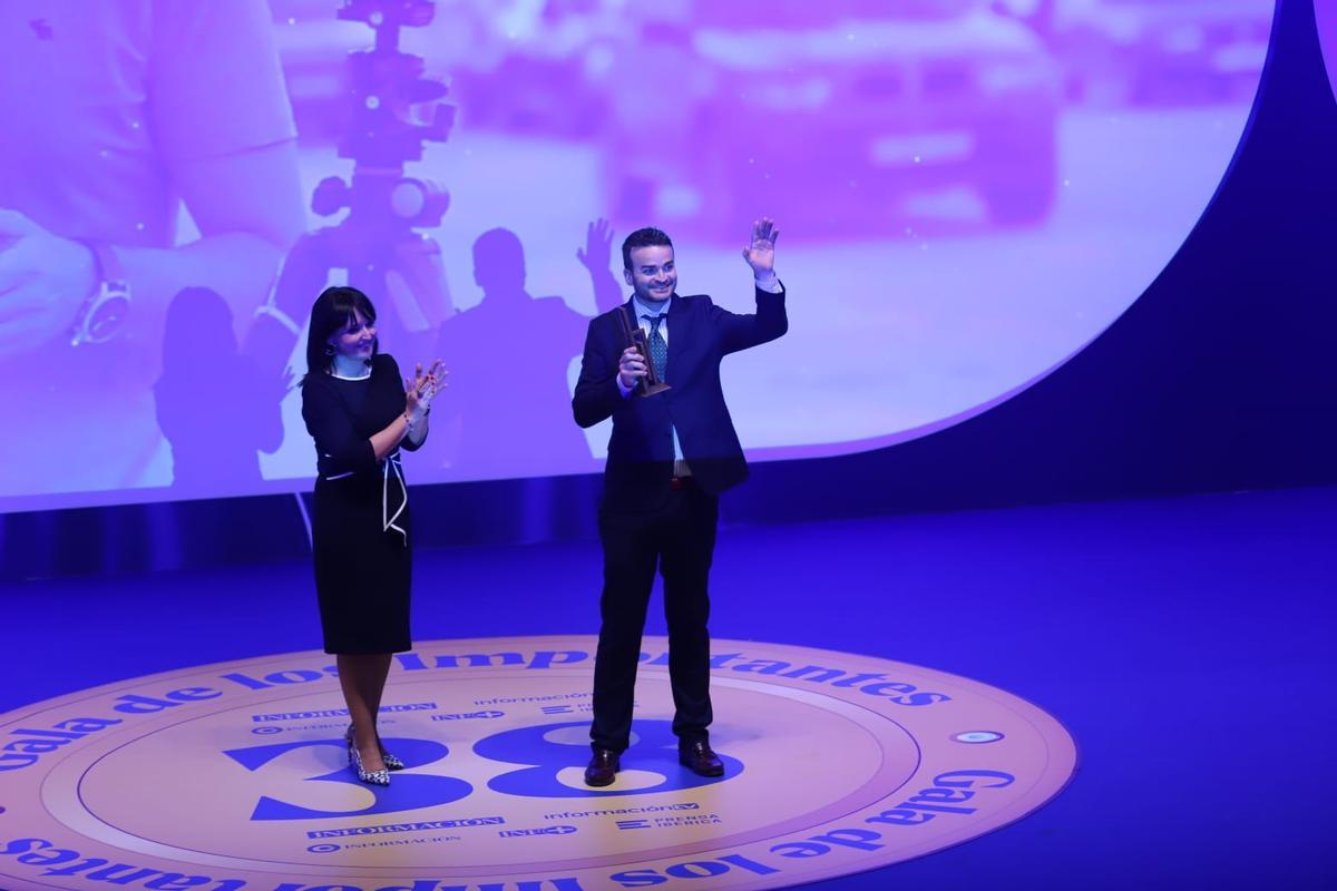 Julia Parra, vicepresidenta de la Diputación de Alicante, entrega el premio a Jordi Coy.
