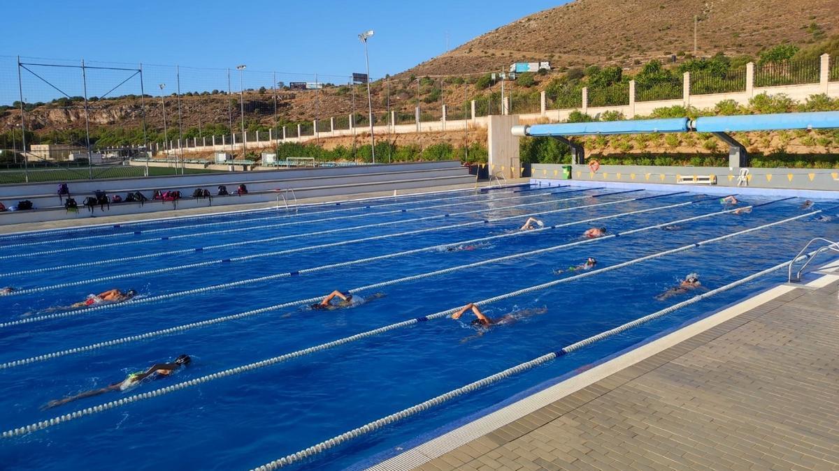 La mayoría de los atletas extranjeros llegados a Torremolinos entrenan en la piscina Virgen del Carmen III.
