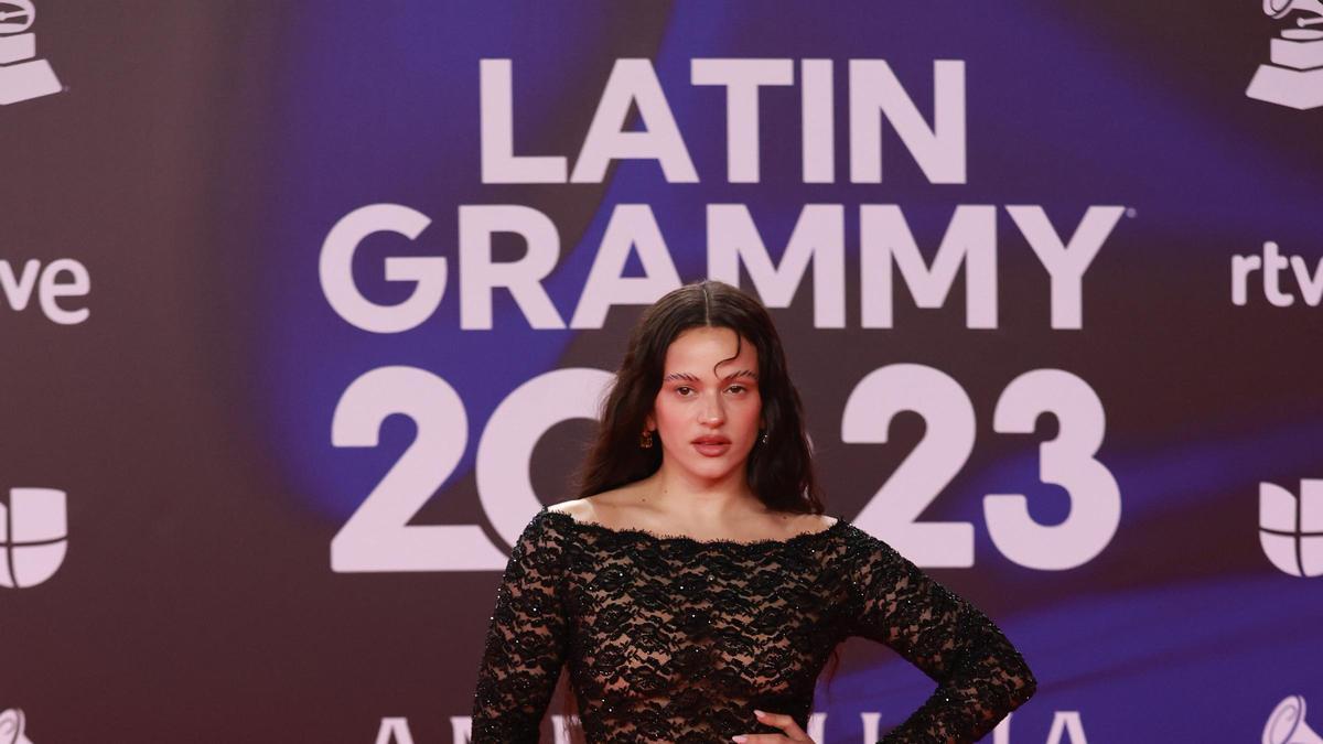 La cantante Rosalía posa durante el photocall previo a la gala de entrega de los Latin Grammy 2023.