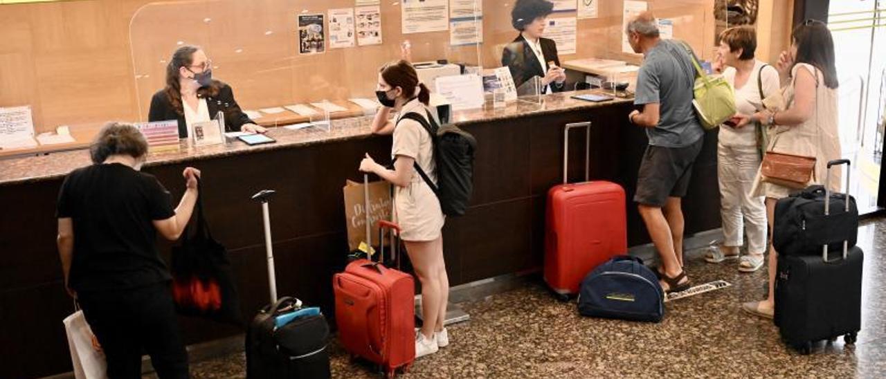 Turistas en la recepción de un hotel de la ciudad. |   // RAFA VÁZQUEZ