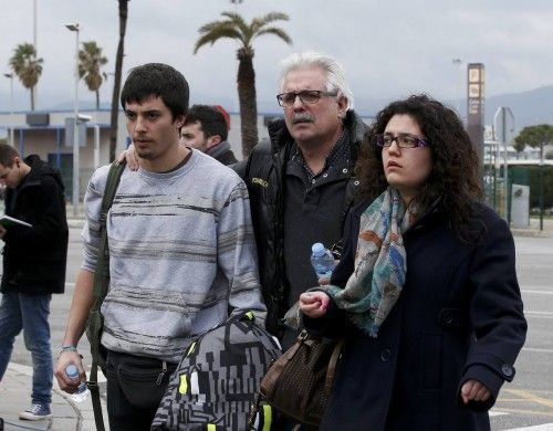 Los familiares de los pasajeros llegan al aeropuerto del Prat