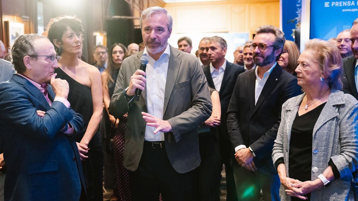 Jorge Azcón, presidente del Gobierno de Aragón en el centro acompañado por Javier Moll, presidente de Prensa Ibérica; Elma Saiz, ministra de Inclusión, Seguridad Social y Migraciones; Aitor Moll, consejero delegado de Prensa Ibérica y Arantza Sarasola, Vicepresidenta de Prensa Ibérica.