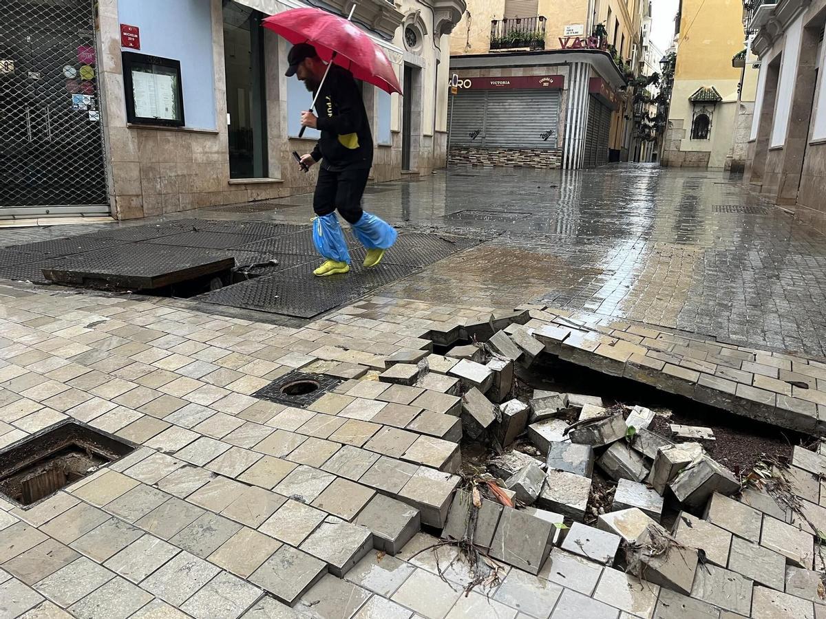 El agua inunda la calle Carretería y penetra en algunos comercios
