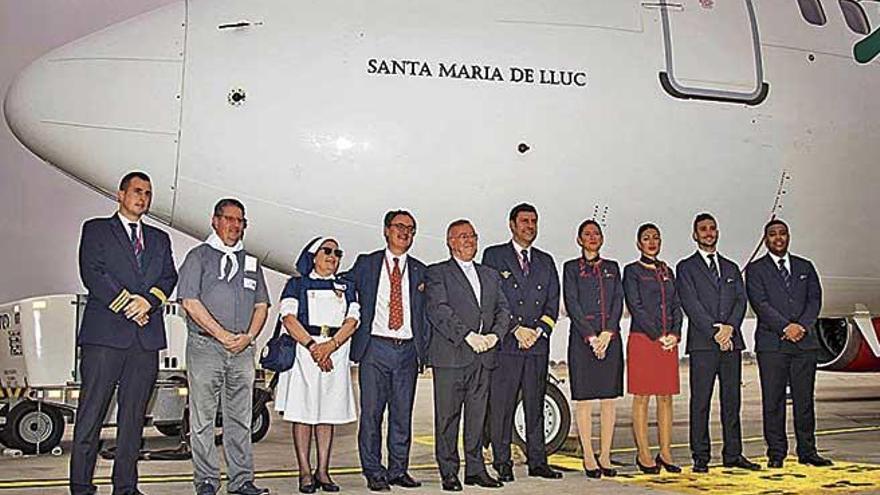 El obispo bendice un avión de Alba Star