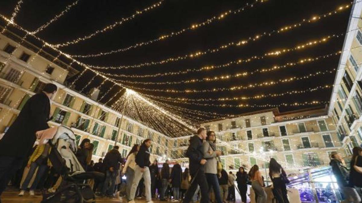 Gente paseando por Palma en Navidad