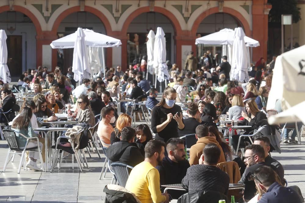 Sábado de sol, rebajas y terrazas antes de la entrada en vigor de las nuevas restricciones