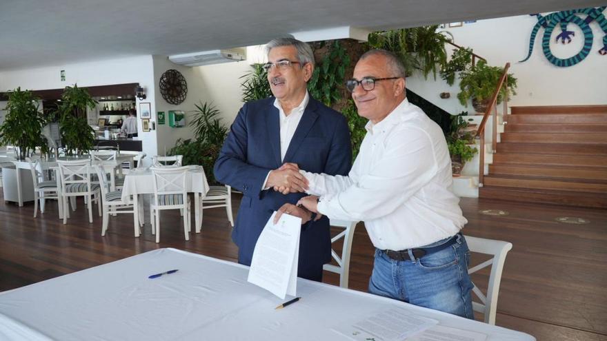 El presidente de NC, Román Rodríguez, y el presidente de AHI, Javier Armas, durante la firma del acuerdo electoral. | | E.P.