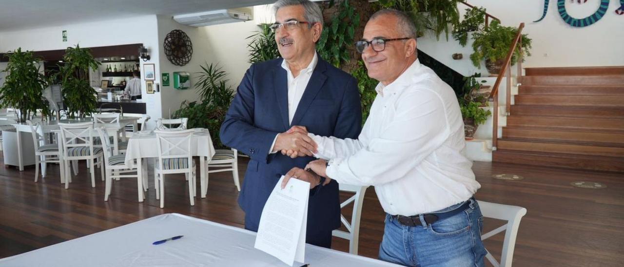 El presidente de NC, Román Rodríguez, y el presidente de AHI, Javier Armas, durante a firma del acuerdo electoral. | |