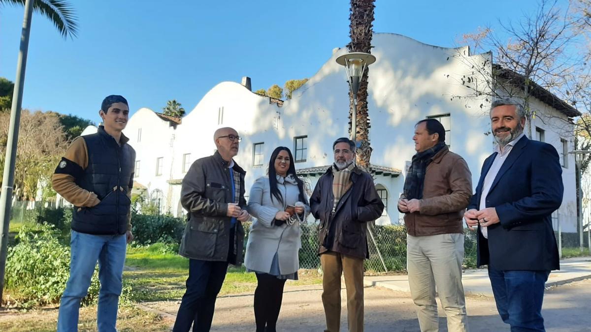 La candidata, con cargos del partido, visitan la ciudad para reivindicar las inversiones necesarias en el patrimonio local.