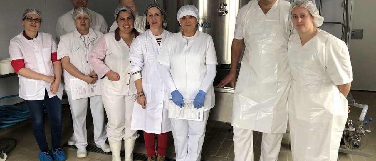 Participantes en el curso sobre tecnología de los quesos azules en la quesería de gamonéu Vega Ceñal.