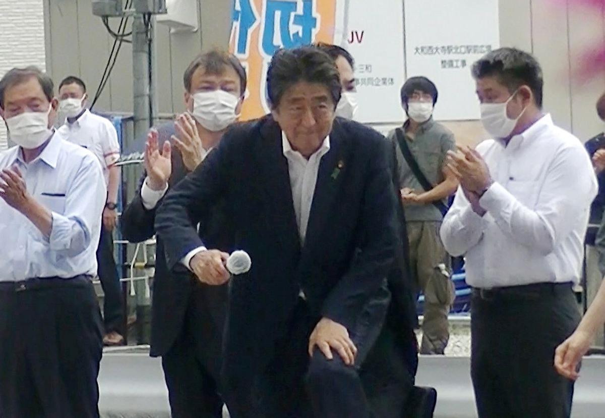 Momento en el que Shinzo Abe recibe varios disparos