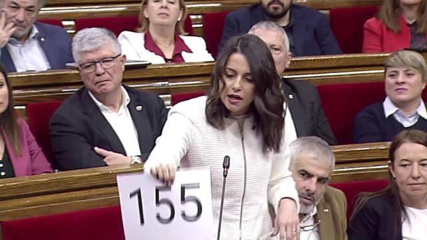 Arrimadas exhibeix un cartell al Parlament per reclamar l'aplicació del 155