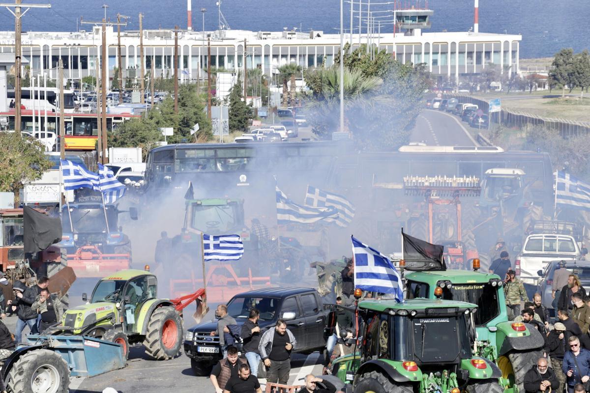 HERAKLION (Greece), 08/12/2025.- Greek police officers use tear gas during clashes with protesters near Nikos Kazantzakis Airport, on the island of Crete, Greece, 08 December 2025. Farmers and livestock breeders on the island of Crete are escalating demonstrations and planning blockades amid nationwide protests over high production costs and delayed subsidies. (Protestas, Grecia) EFE/EPA/NIKOS CHALKIADAKIS