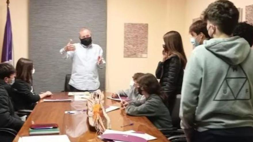 L’alcalde de Borrassà es reuneix amb els joves i els adolescents del poble