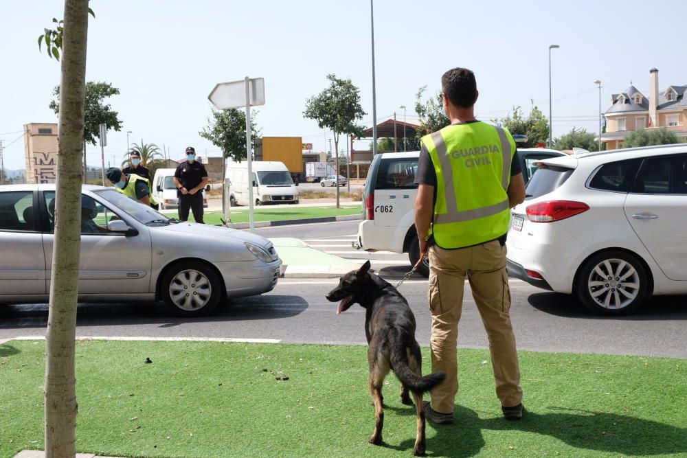 Despliegue de la Guardia Civil en el barrio del Rincón de Redován para poner coto a la venta al menudeo de droga