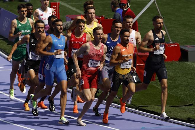 El atleta español Ignacio Fontes (2d) compite en su serie de los 1500m masculinos de los Juegos Olímpicos de París 2024 en el Estadio de Francia, en Saint-Denis.