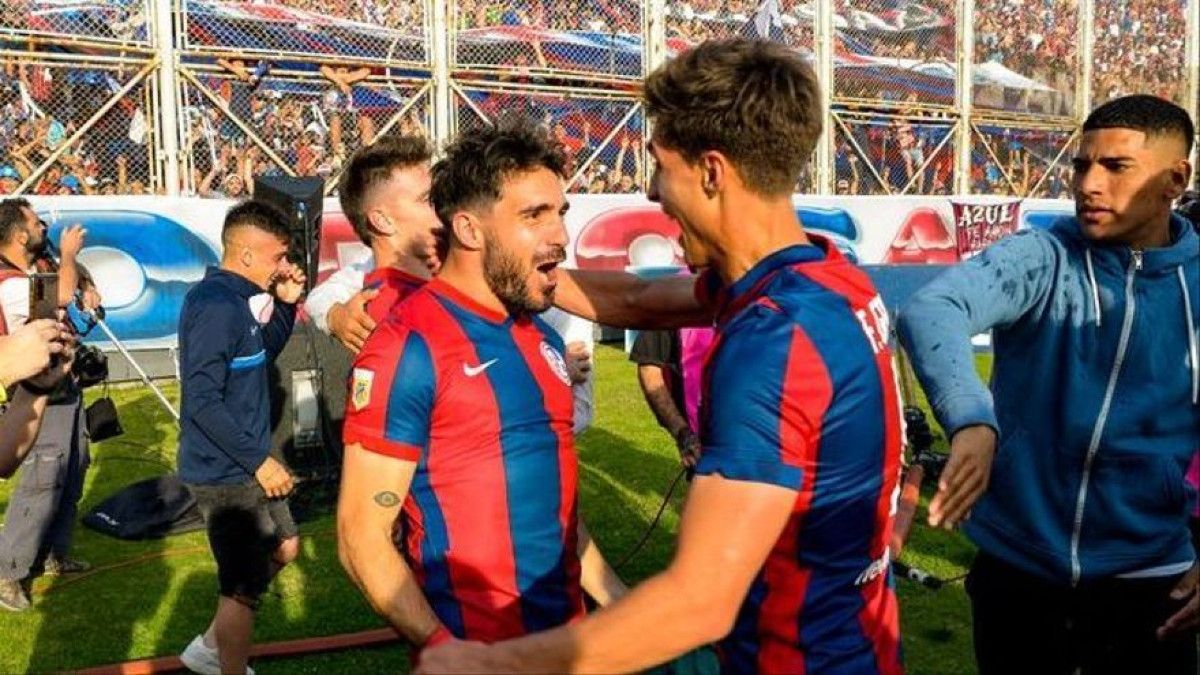 Los jugadores del San Lorenzo celebran su triunfo