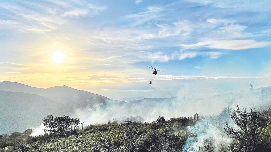 Asturias, a la espera de que la lluvia apague los 10 incendios declarados, cinco de ellos activos