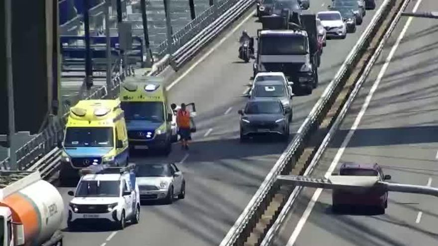 Accidente de tráfico en el Puente de Rande dificulta la circulación.
