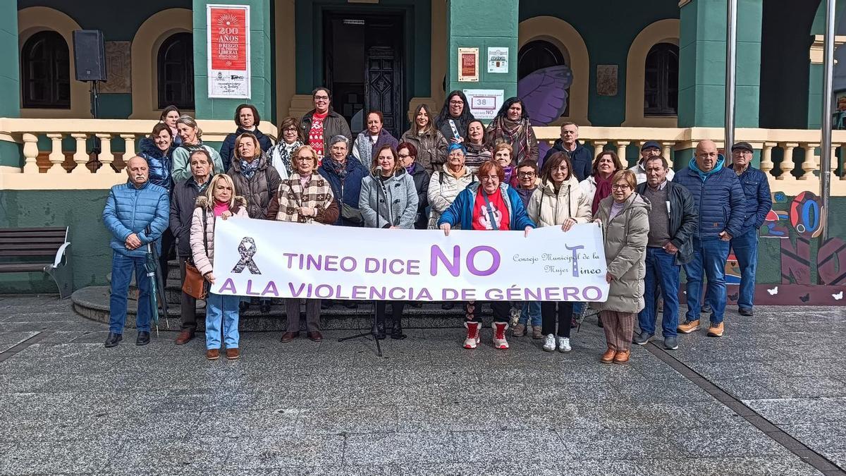 Participantes en la concentración del Día Internacional contra la violencia hacia las mujeres en Tineo.