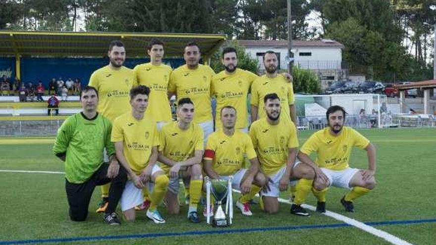 El Vilamarín, con el trofeo de campeón de Tercera. // Enzo Sarmiento