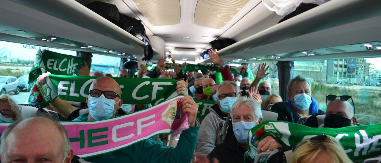 «Supportes» en el autobús que les lleva al partido. | INFORMACIÓN