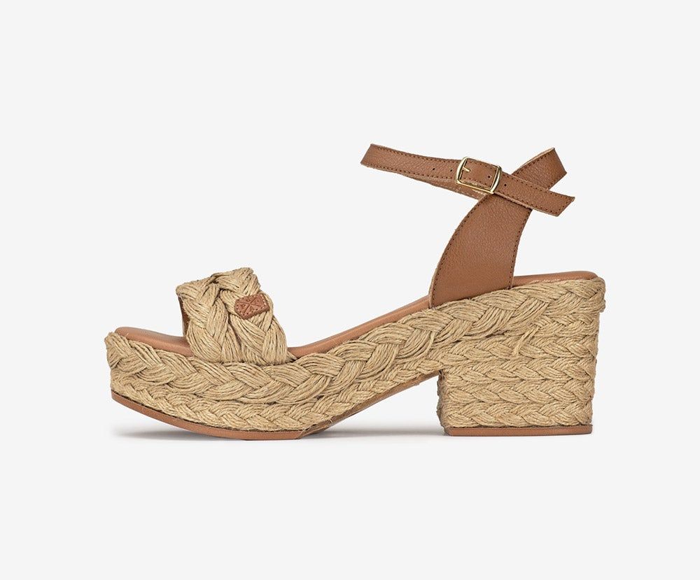 Sandalias de cuña de esparto de Sara Carbonero