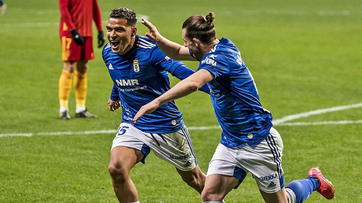 Nahuel Leiva celebra uno de los goles que ha logrado en la presente temporada con el Real Oviedo. | | LALIGA