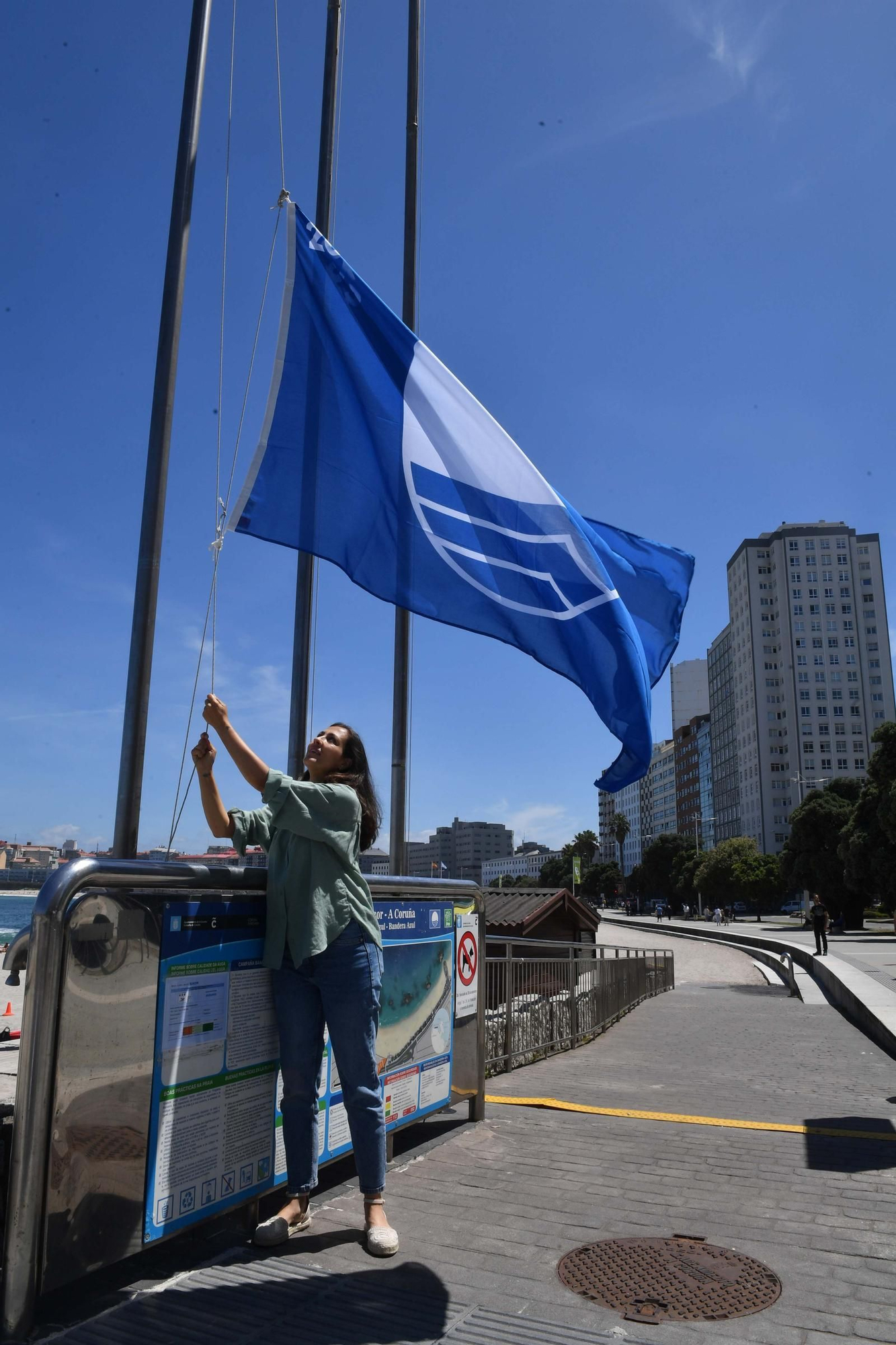 Izado de cinco banderas azules desde Oza hasta Riazor