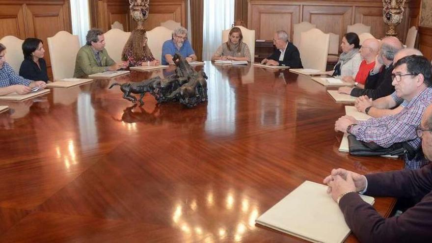 La presidenta de la Diputación recibió a los representantes de la plataforma SOS Sanidade Pública. // R.V.