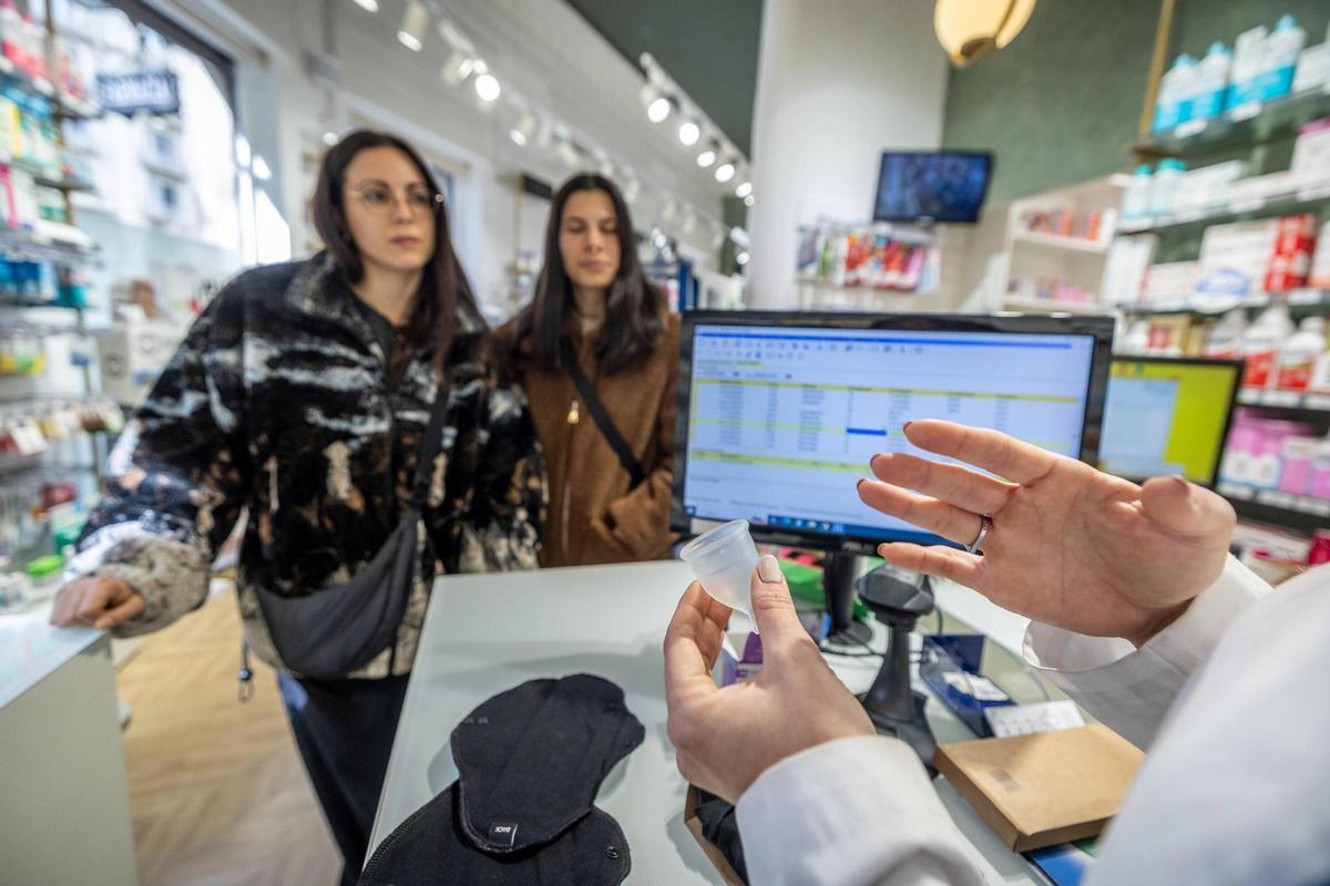 Empieza la distribución de productos menstruales reutilizables gratis en las farmacias