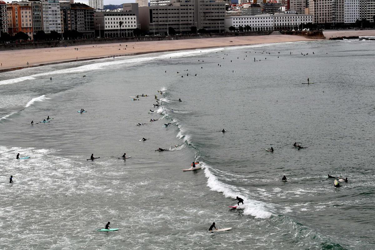 El oleaje en el Orzán anima a los surfistas de A Coruña a subirse a las tablas El oleaje en el Orzán anima a los surfistas de A Coruña a subirse a las tablas