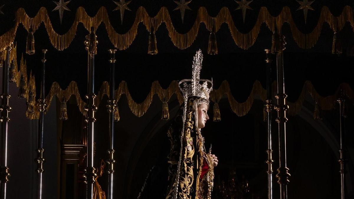 La Virgen del Carmen Doloroso, entronizada bajo palio.